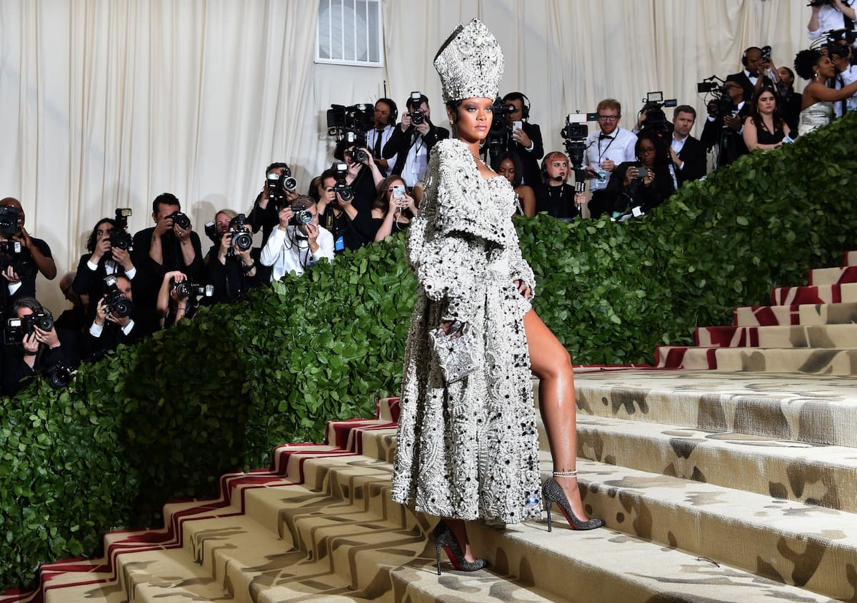 Rihanna (2018). Asistió con una mitra papal y vestido bordado, causando críticas religiosas.