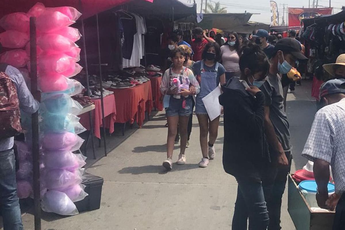 Relajan medidas sanitarias en mercado sobrerruedas de Rosarito