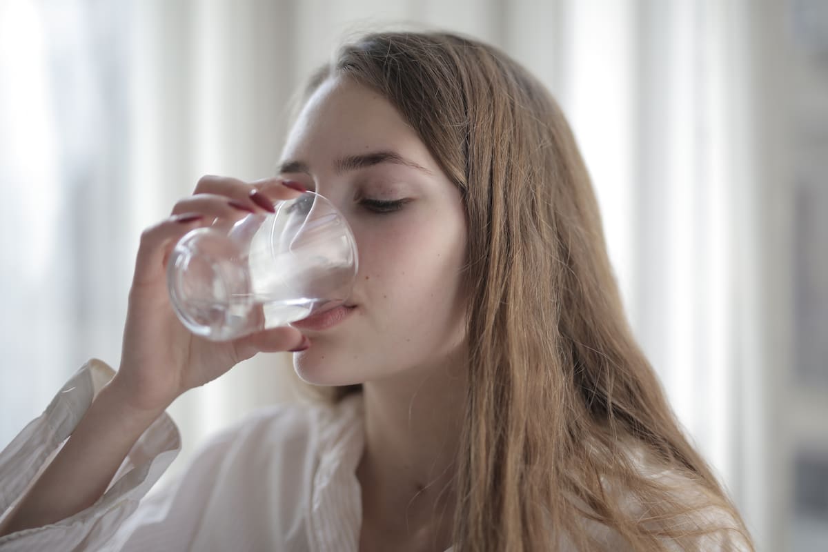 Estudio revela qué le pasa a tu cuerpo si no tomas suficiente agua