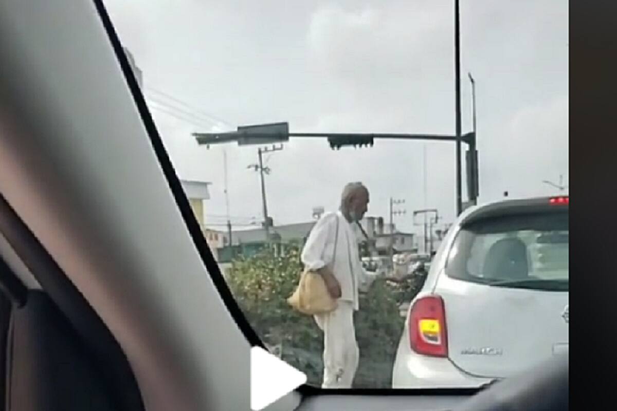 VIDEO: Anciano pide dinero y solo acepta que sean mayor a 10 pesos