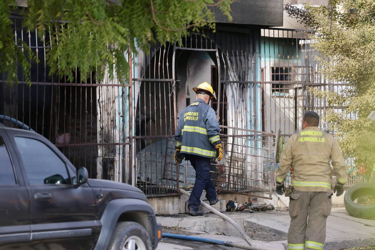 Un incendio en una casa de la colonia Olivares, en Hermosillo, movilizó a bomberos sin que hubiera heridos. Foto: Julio A. Clark