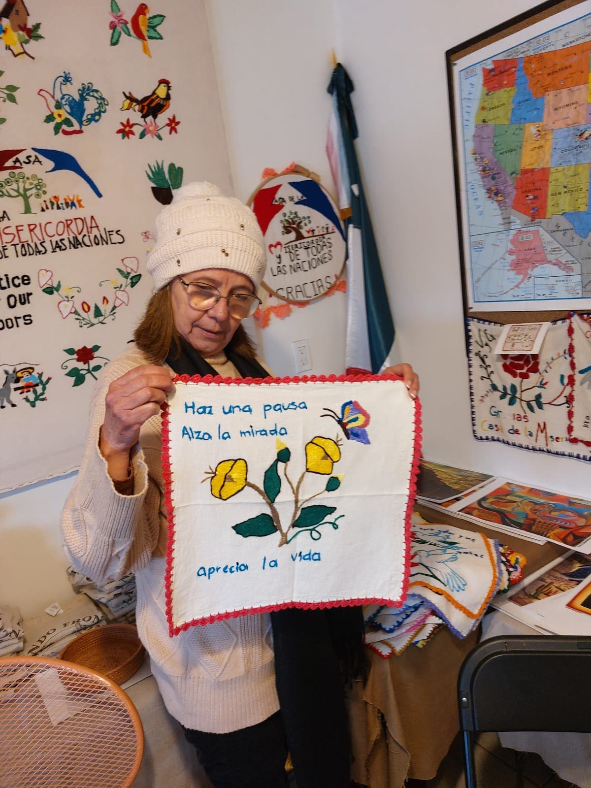 Plasman mujeres un trozo de su historia en bordados sobre servilletas.