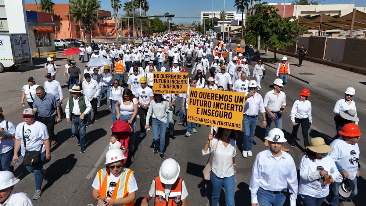Familiares, amigos, compañeros del trabajo, colegas del sector y estudiantes acompañaron este contingente vestidos de color blanco y con casco. | Crédito: Julián Ortega