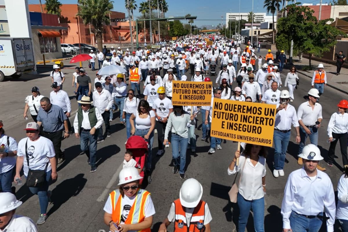 “Alzamos la voz por aquellos que aún no han regresado a casa”: vestidos de color blanco y con casco, familiares de mineros exigen justicia por desaparecidos y recuerdan a los caídos en Concordia