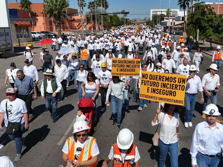 “Alzamos la voz por aquellos que aún no han regresado a casa”: vestidos de color blanco y con casco, familiares de mineros exigen justicia por desaparecidos y recuerdan a los caídos en Concordia