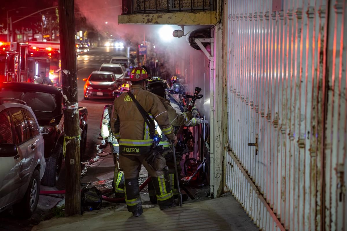 Incendio, presuntamente provocado, deja daños en una barbería