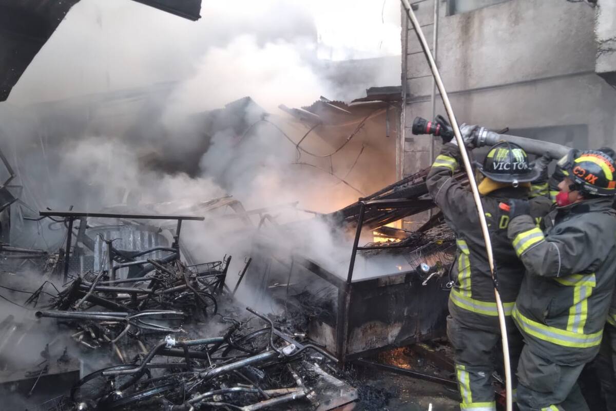 Incendio en Coyoacán consume taller de bicicletas; evacuan a 50 vecinos