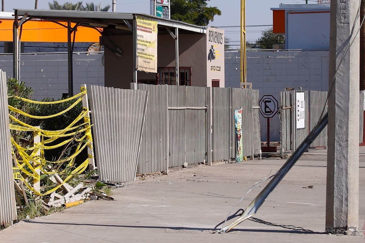 Conductor pierde el control y choca contra cerco del Cobach Mexicali