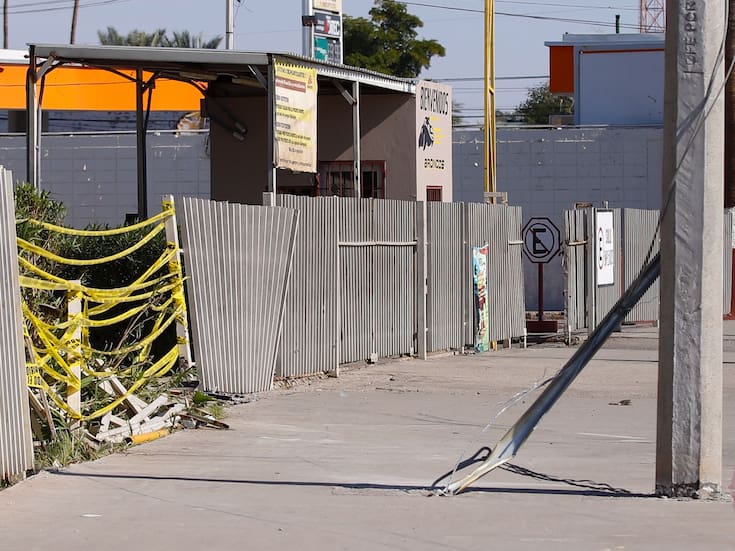 Conductor pierde el control y choca contra cerco del Cobach Mexicali