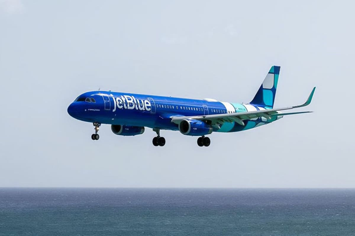 Vuelo comercial de JetBlue evitó por segundos una colisión con un avión militar de EEUU mientras sobrevolaba el espacio aéreo cerca de Venezuela; piloto denuncia falta de transpondedor en aeronave militar