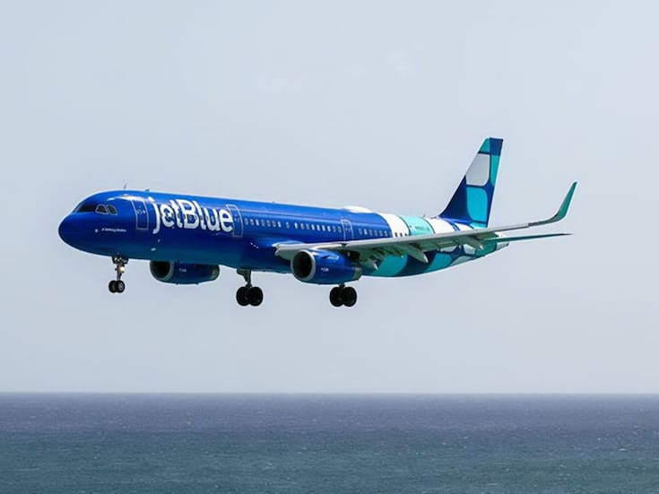 Vuelo comercial de JetBlue evitó por segundos una colisión con un avión militar de EEUU mientras sobrevolaba el espacio aéreo cerca de Venezuela; piloto denuncia falta de transpondedor en aeronave militar