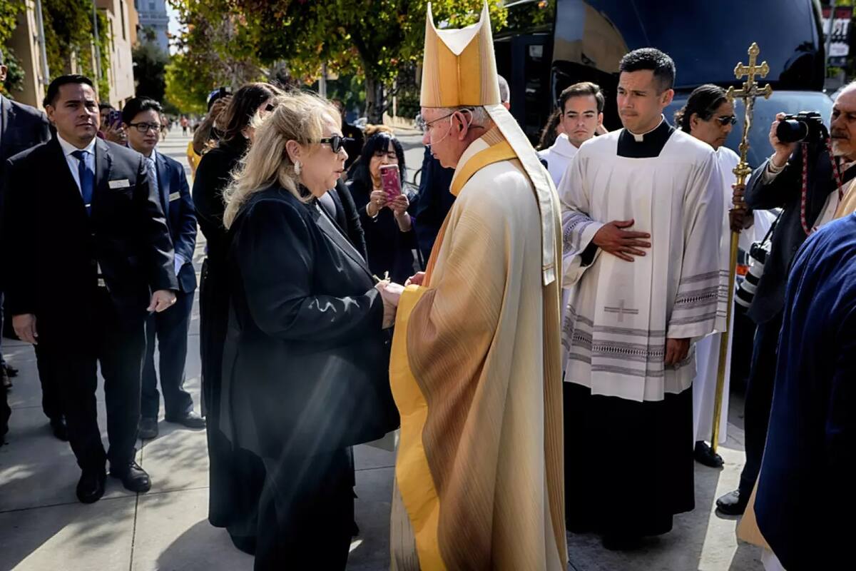 El arzobispo José H. Gómez saluda a Linda Valenzuela tras el funeral de su esposo, el ex pitcher de los Dodgers de Los Ángeles Fernando Valenzuela, en la catedral de Nuestra Señora de Los Ángeles, el miércoles 6 de noviembre de 2024. (Damian Dovarganes/AP)
