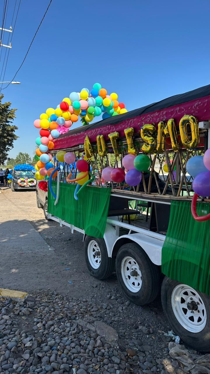 Docentes, familias y ciudadanos participaron en una caravana para visibilizar el autismo. | Foto: Mayra Echeverría