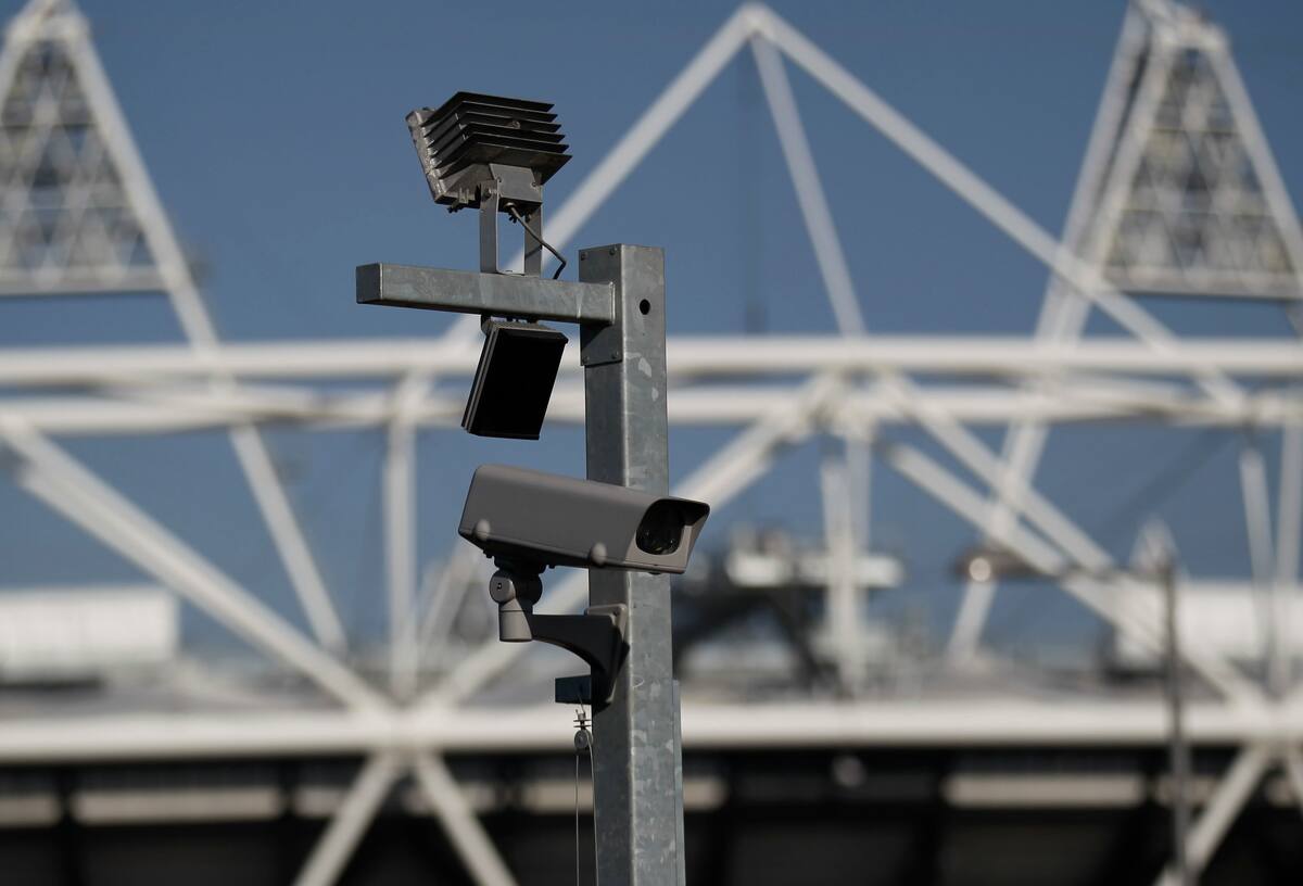 ARCHIVO - En esta fotografía del miércoles 28 de marzo de 2014, se muestra una cámara de seguridad en el Estadio Olímpico de Londres. (AP Foto/Sang Tan, Archivo)