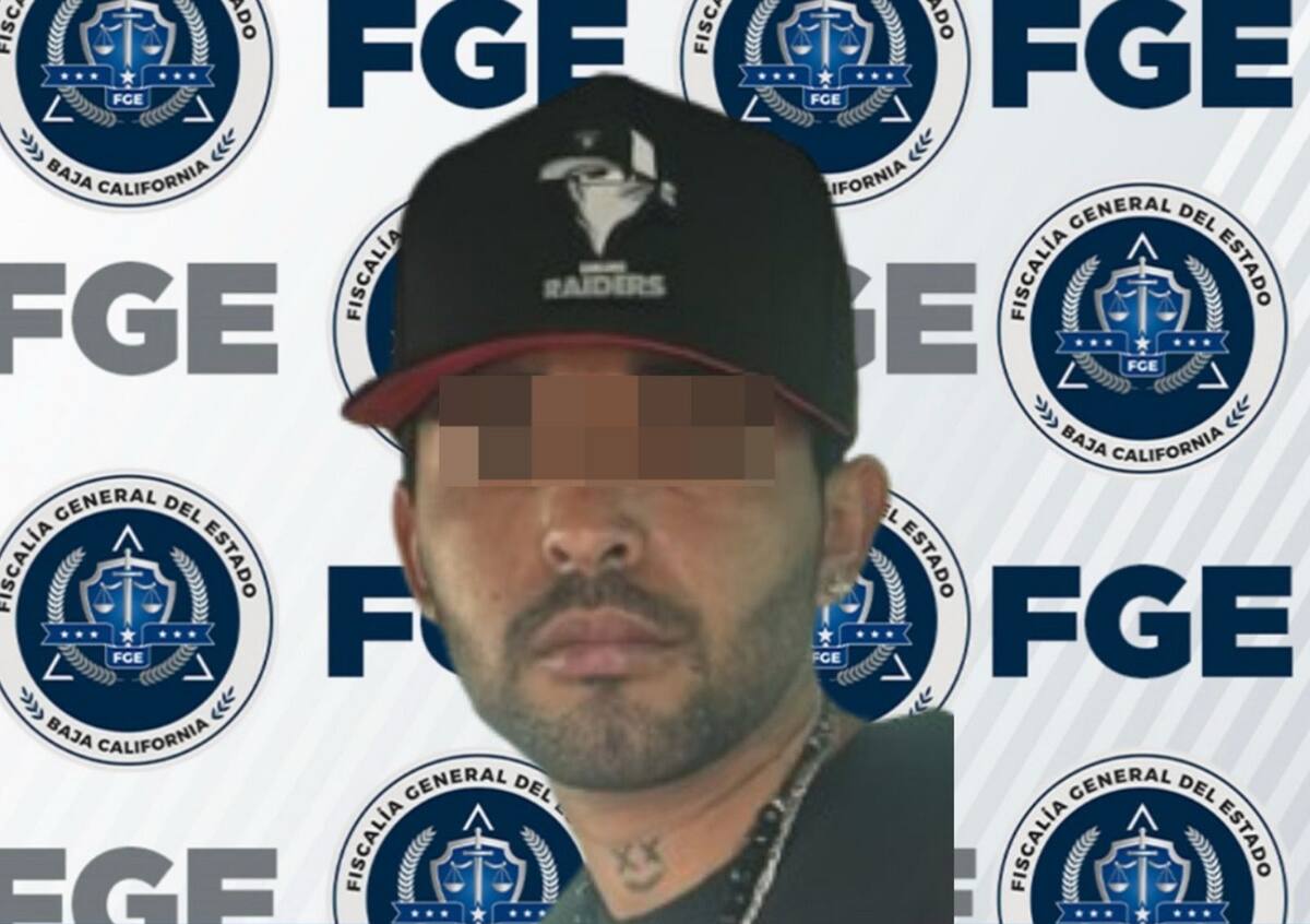 Se identificó que Adán Fernando “N” tenía una orden de aprehensión vigente desde 2022 por delitos relacionados con narcomenudeo, procediendo a su detención.