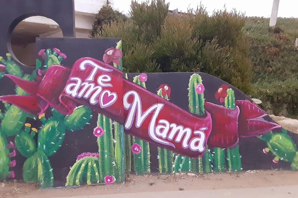 Artista plástico caracteriza letras de Primo Tapia por Día de las Madres
