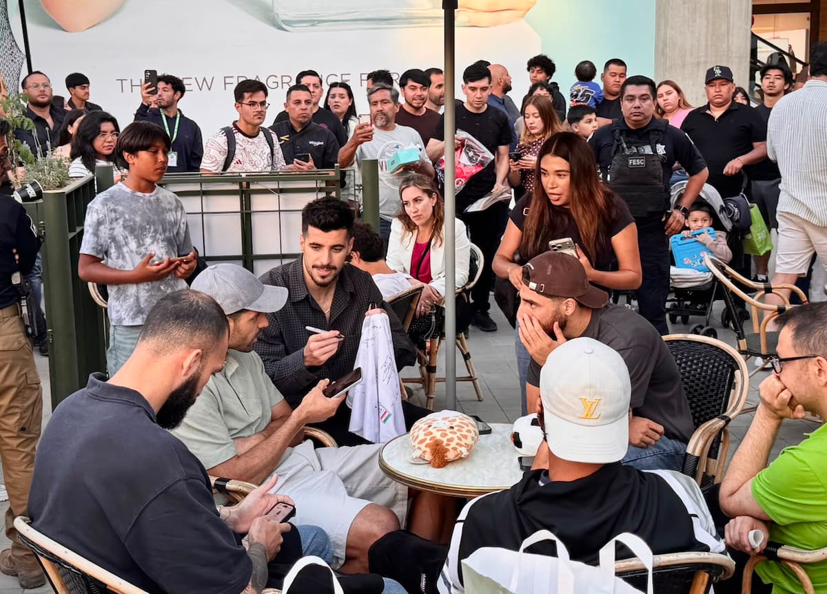 La presencia del equipo despertó la curiosidad de visitantes y clientes del centro comercial. Foto: Border Zoom