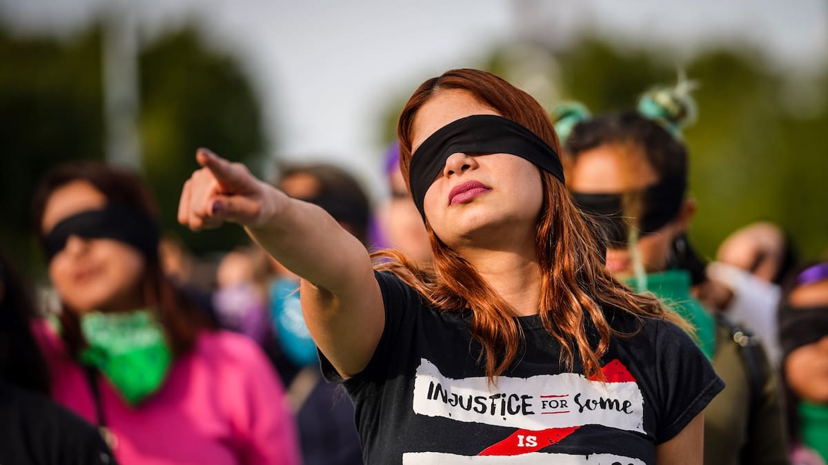 Después de evidenciarse que siete de cada 10 mujeres han vivido algún tipo de violencia, el Senado aprobó una reforma laboral que haría obligatoria la capacitación contra agresiones y discriminación en el trabajo, cambiando las responsabilidades de los empleadores desde 2026