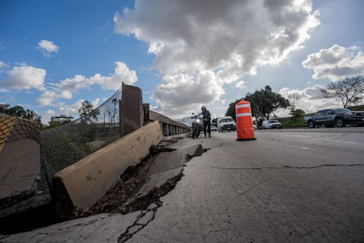 Socavón afecta la Vía Rápida Oriente en Tijuana