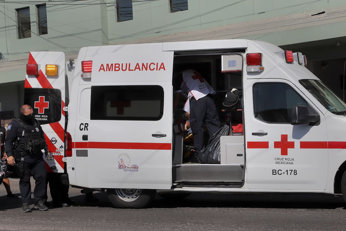 Vuelca vehículo en la Prolongación Calle Segunda; dos personas resultan lesionadas