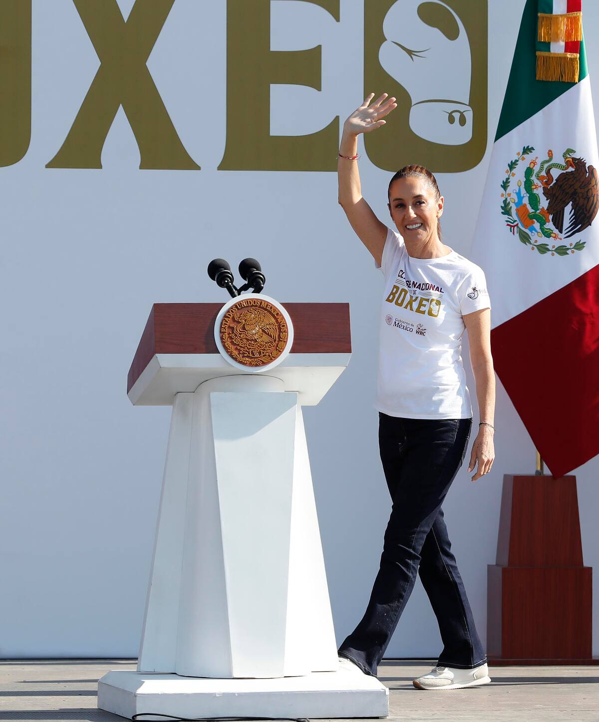 La presidenta de México, Claudia Sheinbaum (c), habla en el arranque masivo de una Clase Nacional de Boxeo 2025, este domingo en la plancha del Zócalo de Ciudad de México (México). | Crédito: EFE