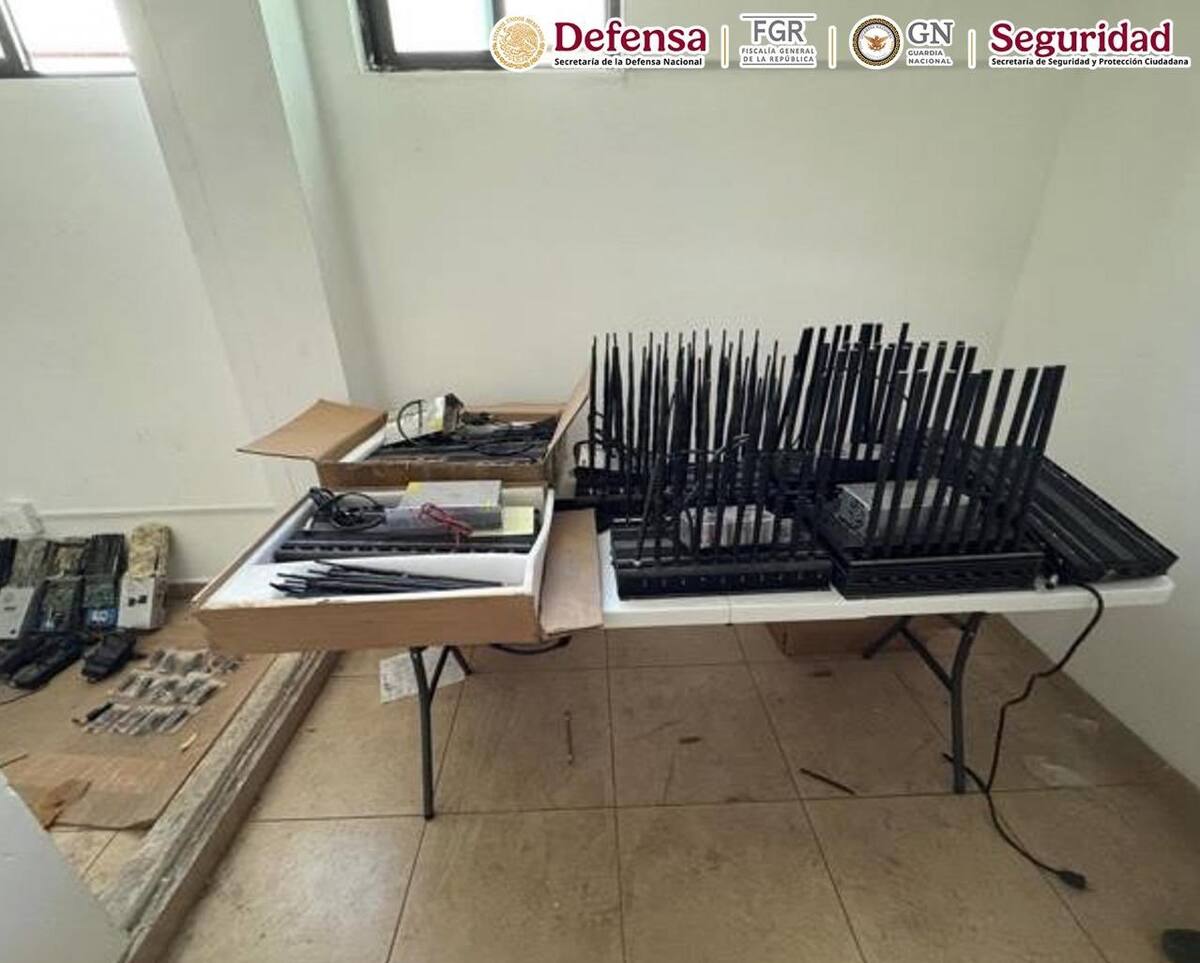 Operativo en San Luis Potosí deja nueve detenidos y más de 100 inhibidores asegurados en ruta clave para transportistas. | Crédito: X @OHarfuch
