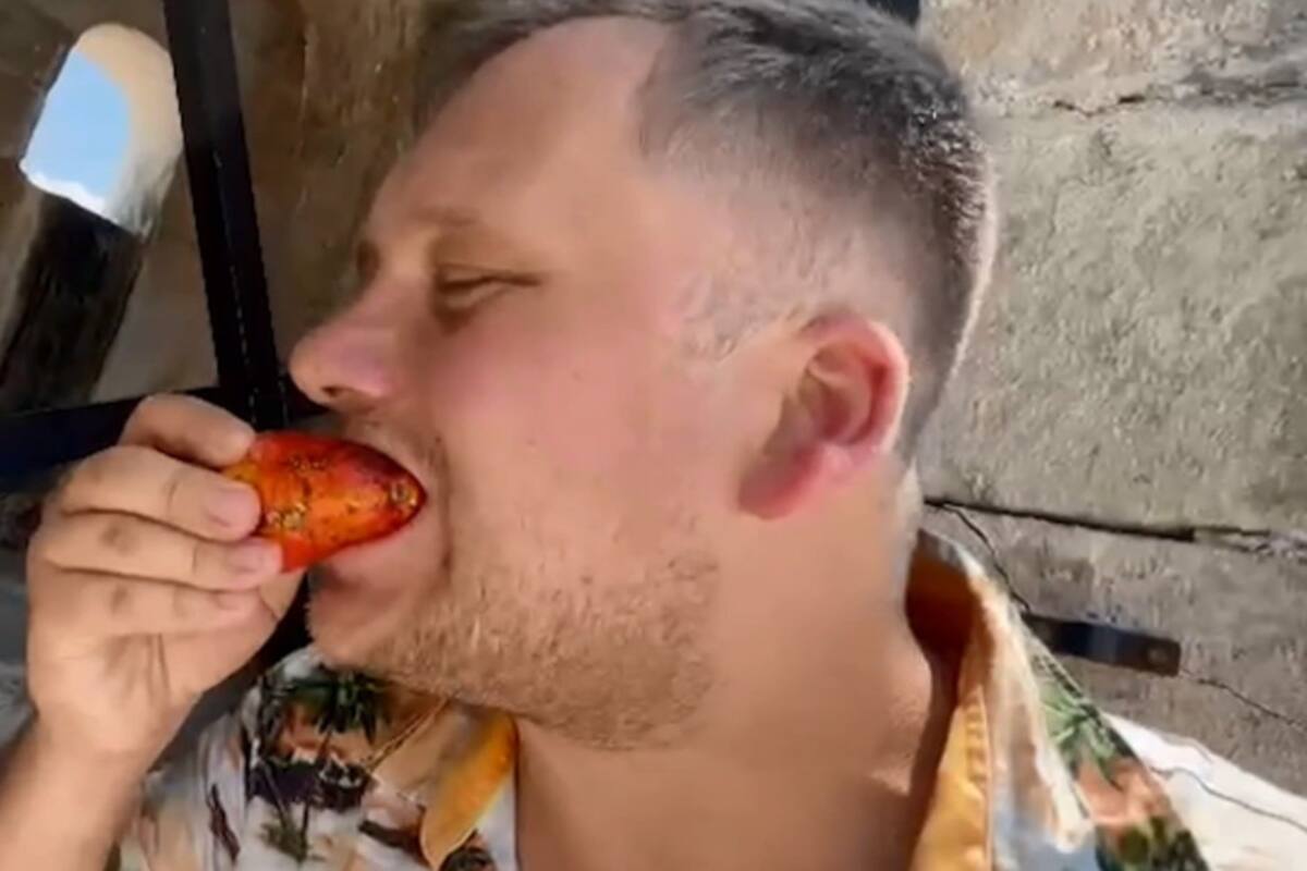 Influencer británico sufre quemaduras graves al comer fruta en Campeche
