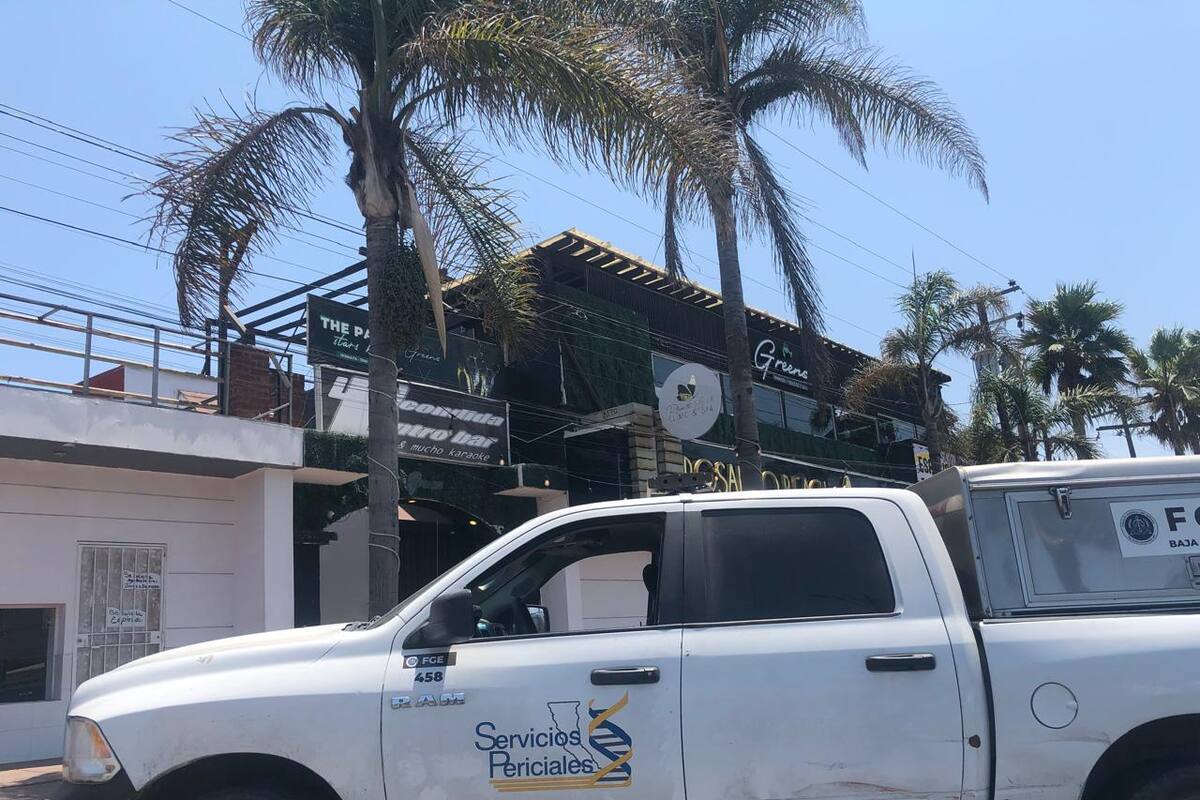 Abandonan unidad de Servicios Periciales de la Fiscalía General de Justicia afuera del bar La Escondida