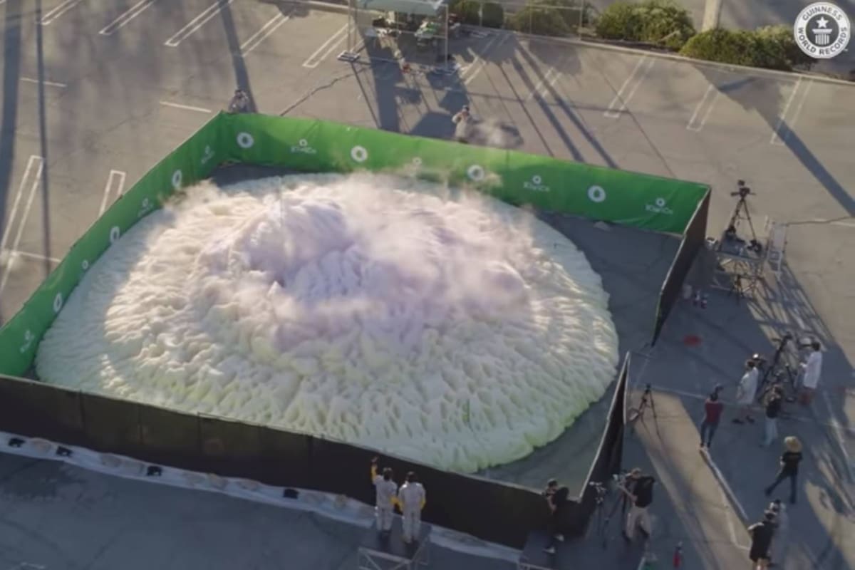 VIDEO: Guinness otorga el récord a la fuente de pasta de dientes de elefante más grande del mundo, "342,52 metros cúbicos"