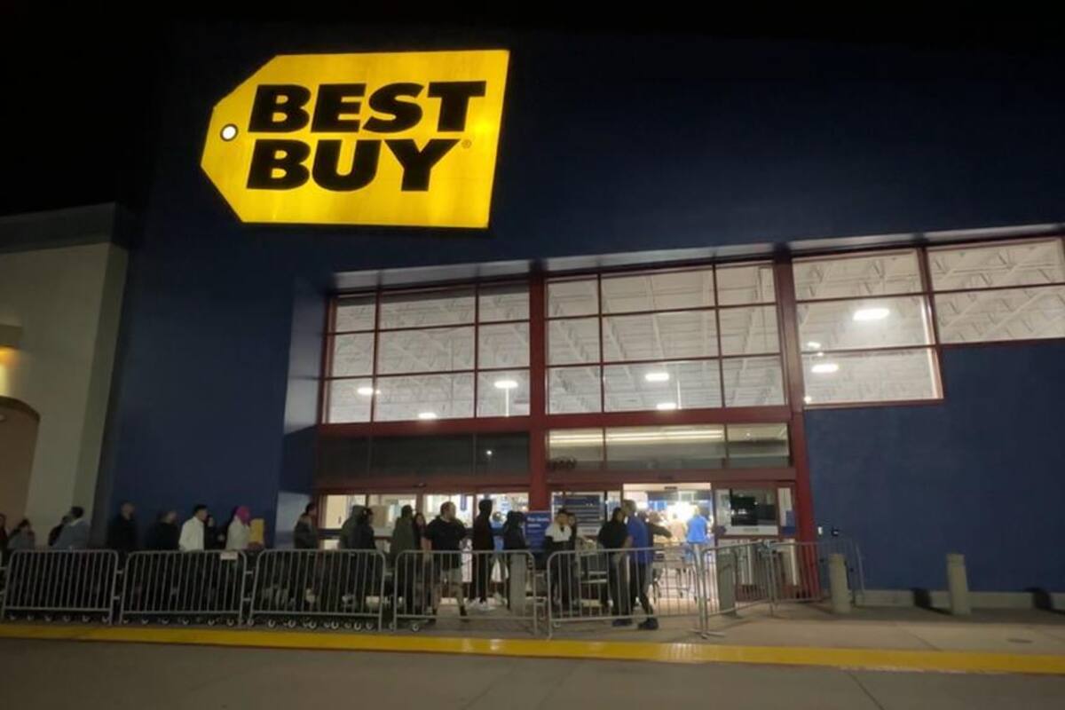 Tijuanenses entre los que acamparon desde un día antes para ofertas de Black Friday