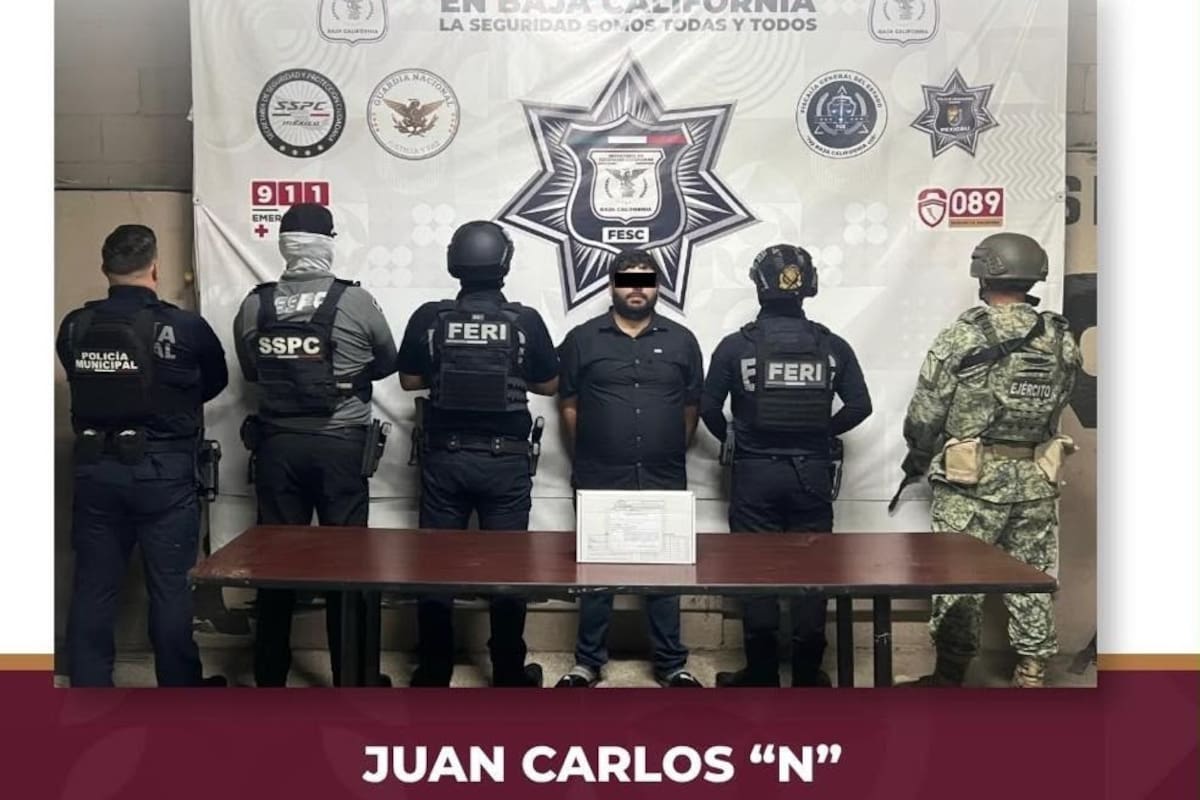 Su actitud nerviosa lo delata y le encuentran una pistola en el carro