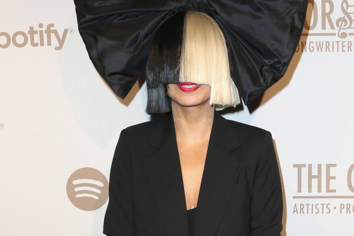 Sia pide disculpas a Cardi B y Nicki Minaj luego de confundirlas