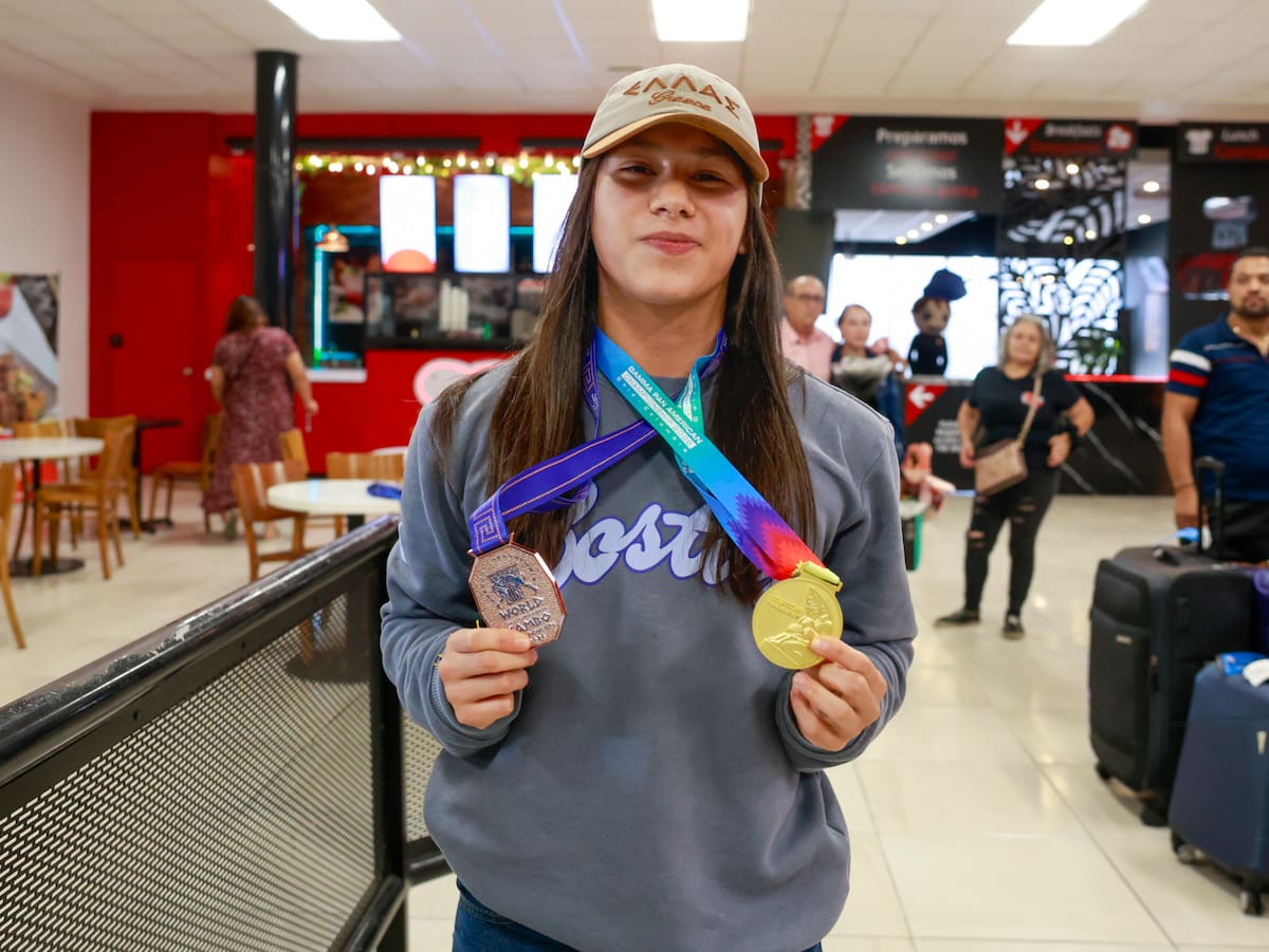 Familiares y amigos recibieron a Ginger Molinares tras ganar la medalla de bronce en el Campeonato Mundial Juvenil de Sambo, celebrado en Grecia. Foto: Juan J. Morales.