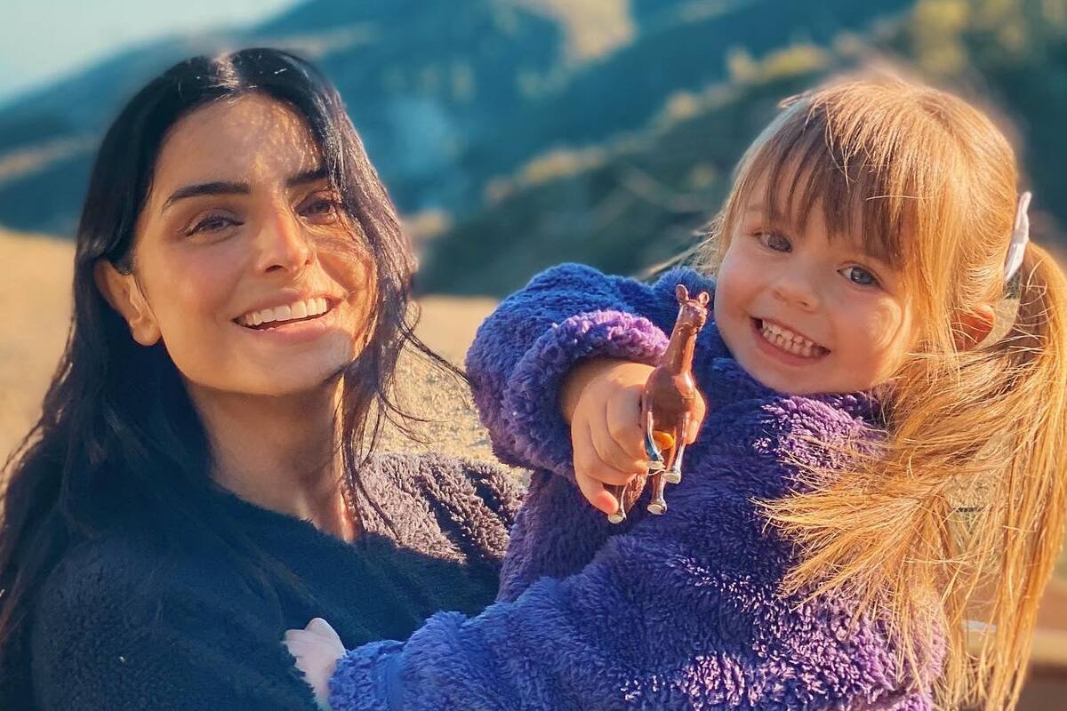 Aislinn Derbez reveló que su hija le saca "canas verdes"