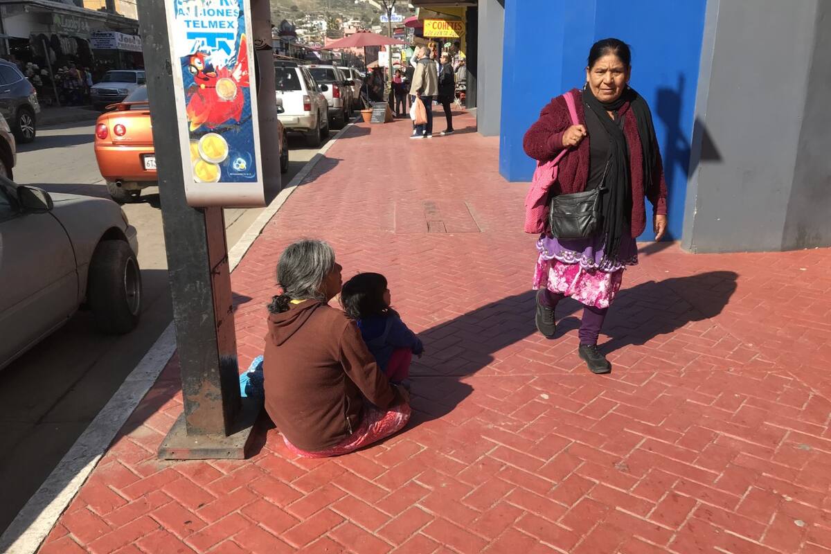 Sobreviven adultos mayores pidiendo limosna, antes se empleaban empacando mandado