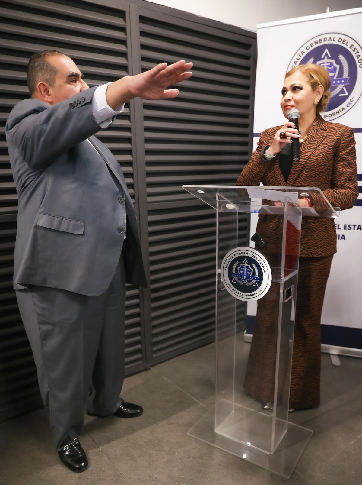 La Fiscal General de Baja California, María Elena Andrade Ramírez tomó protesta a Benito Velázquez Hernández, como Director Estatal del programa Fiscal Enlace Contigo en Baja California.