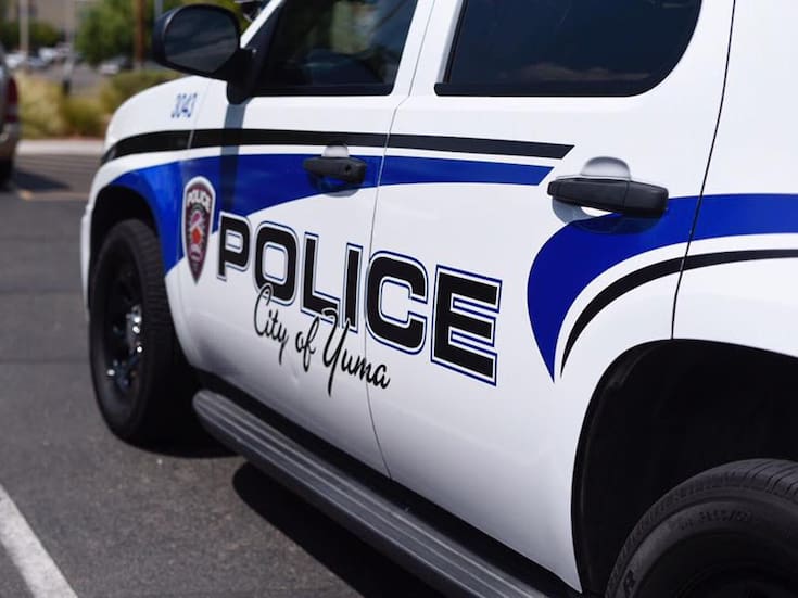 Choque entre auto y motocicleta deja a joven grave en Yuma