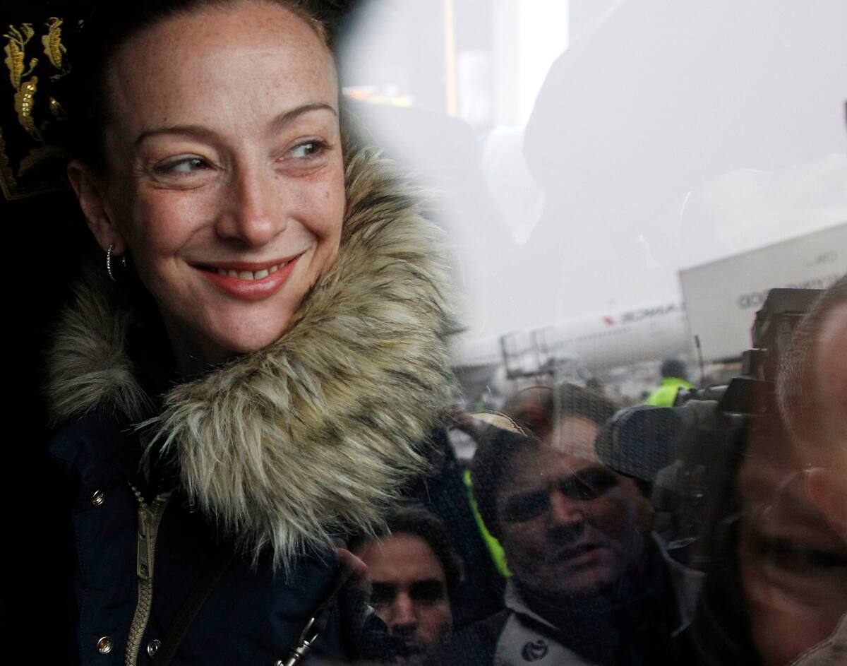 Frenchwoman Florence Cassez smiles after landing at Roissy airport, north of Paris, Thursday, Jan.24, 2013. Cassez, who spent seven years in prison in Mexico on kidnapping charges returned to a hero's welcome in Paris on Thursday, declaring she had been cleared by the Mexican court that ordered her freed. (AP Photo/Christophe Ena)