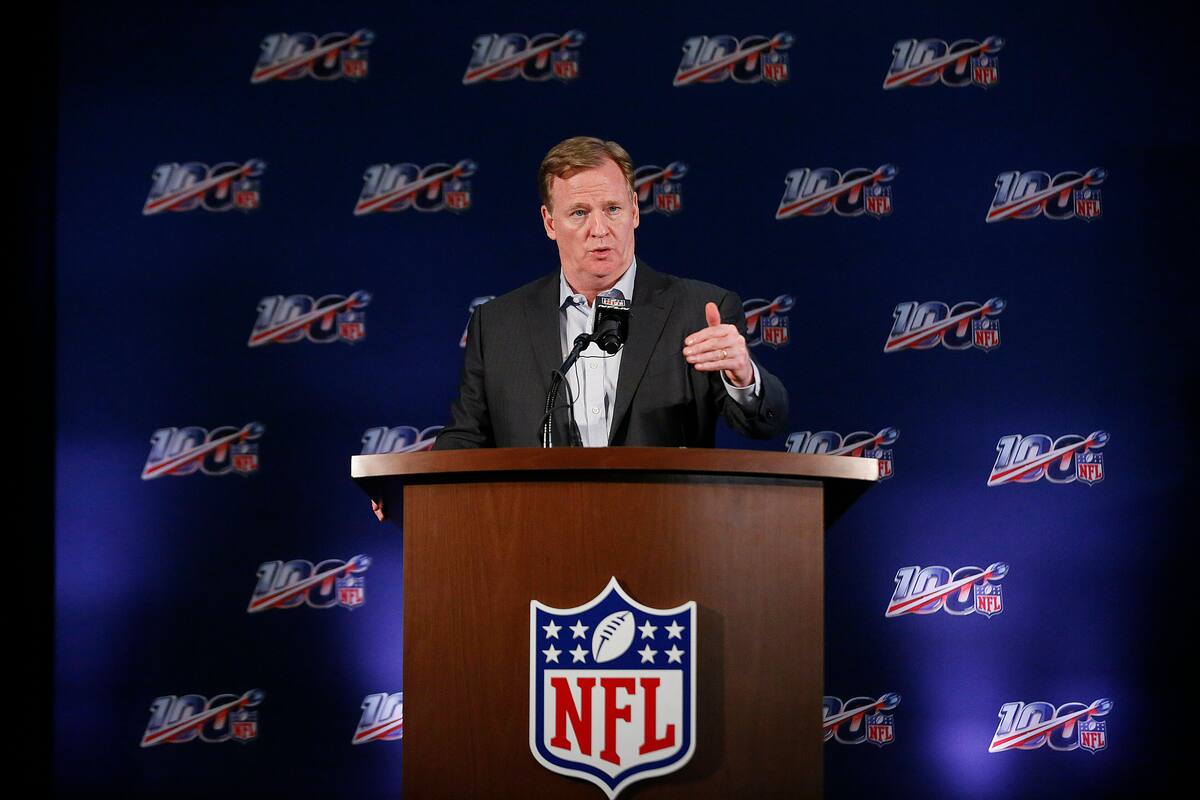 El Comisionado de la NFL, Roger Goodell, habla con los medios de comunicación durante la reunión de dueños de la NFL, el miércoles 22 de mayo de 2019, en Key Biscayne, Florida. (AP Foto/Brynn Anderson)