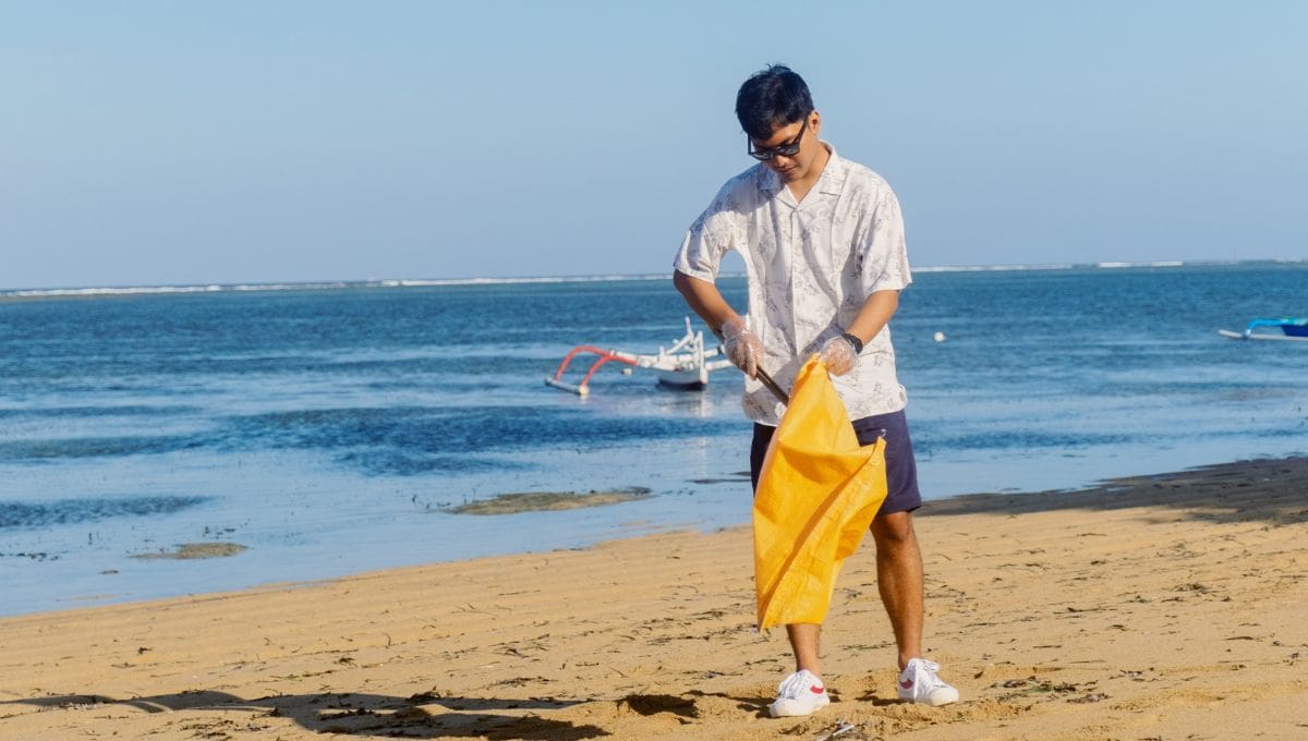 El gobierno de México inició una jornada nacional para limpiar playas y reducir el uso de plásticos, con el objetivo de eliminar tres mil toneladas al año.