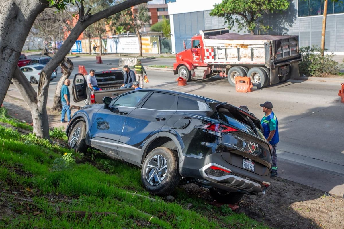 Automovilista sale del camino tras sufrir presunta parálisis