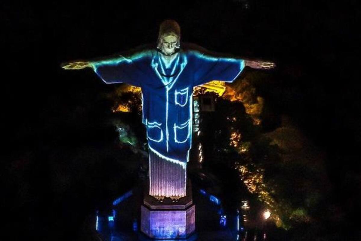 El Cristo de Río se "viste" de médico en homenaje al personal sanitario que lucha contra el COVID-19