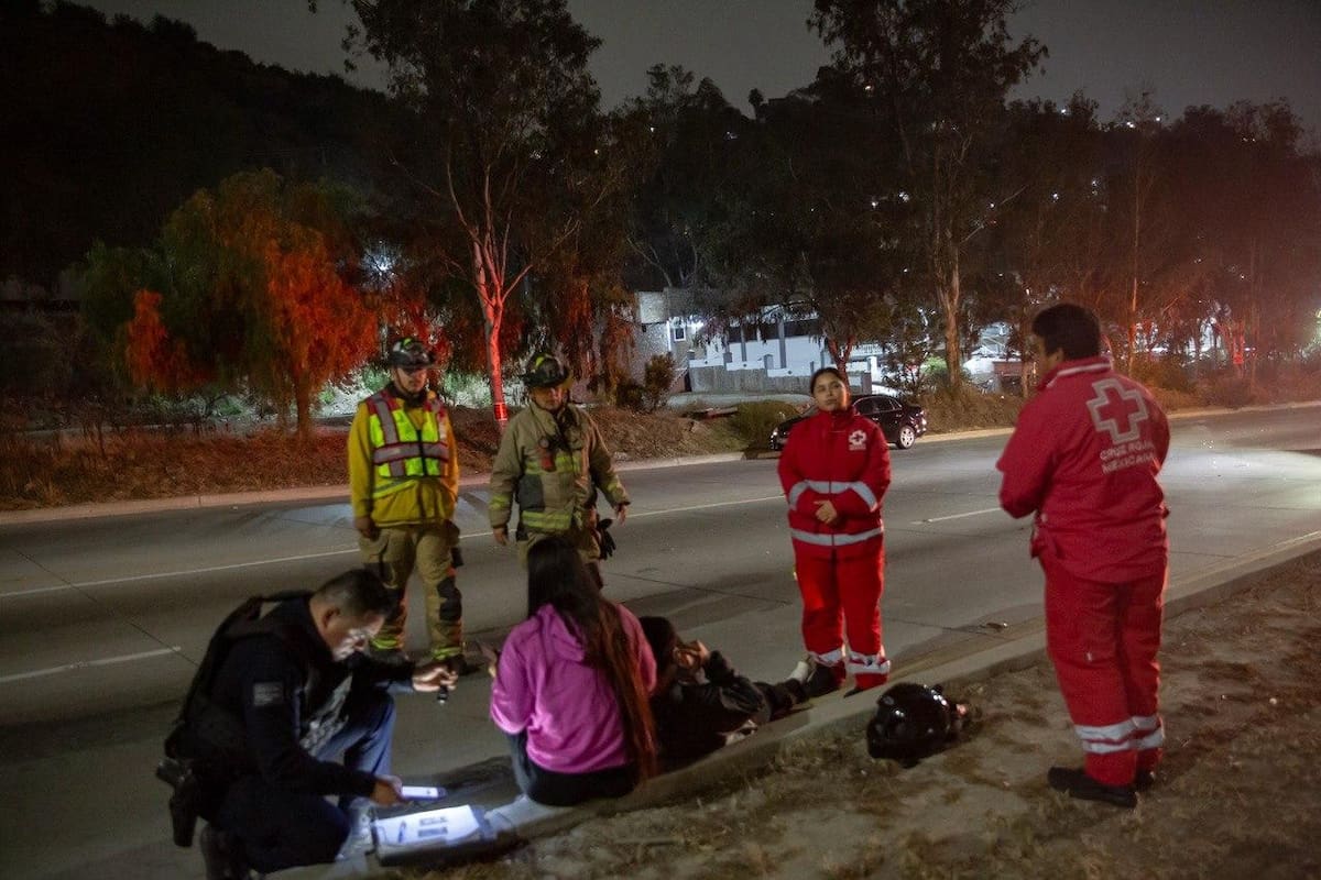 El conductor presentó diversas fracturas luego de impactarse contra la parte trasera de un automóvil sobre el Libramiento Rosas Magallón. Foto: Border Zoom