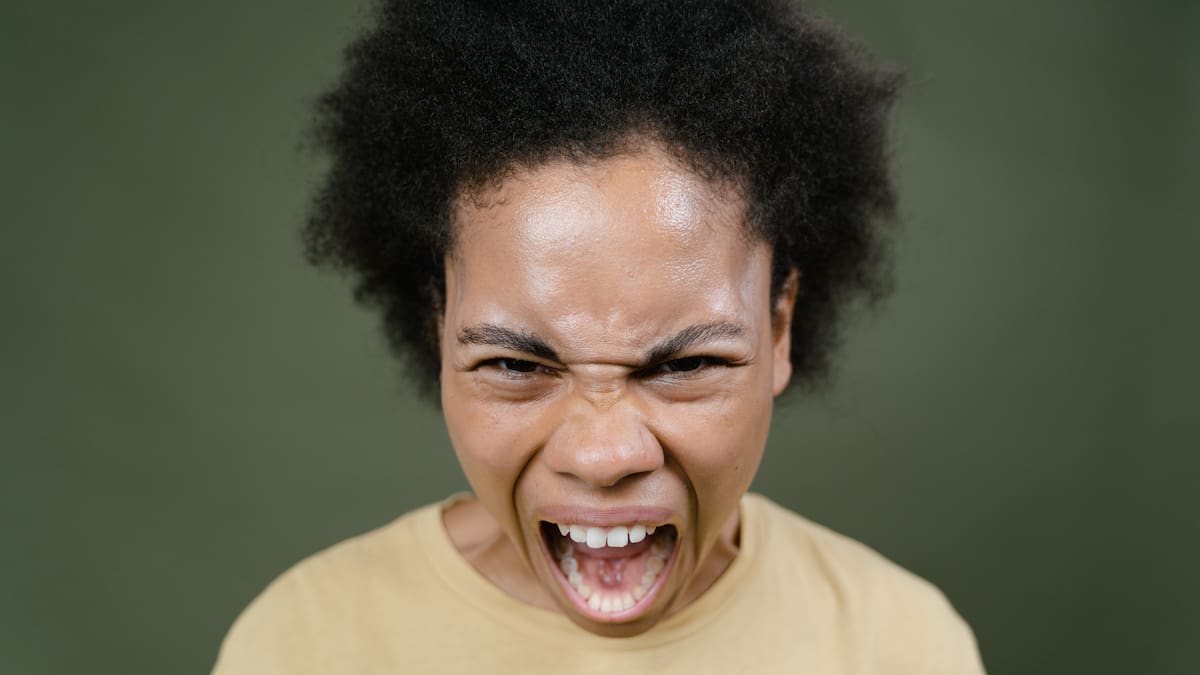 La ira, aunque suele considerarse una emoción negativa, cumple funciones protectoras y adaptativas si se maneja adecuadamente/Foto: Canva