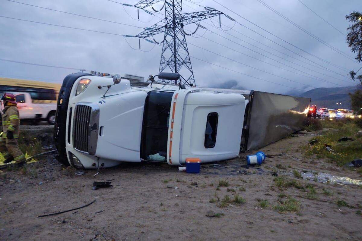 Vuelca camión de carga cerca de Plaza Sendero
