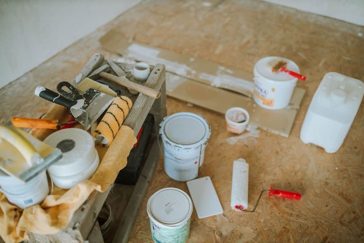 Entre las acciones que pueden realizarse está el pintar la casa por dentro y por fuera, así como adquirir equipo como minisplits. | Foto: Pexels