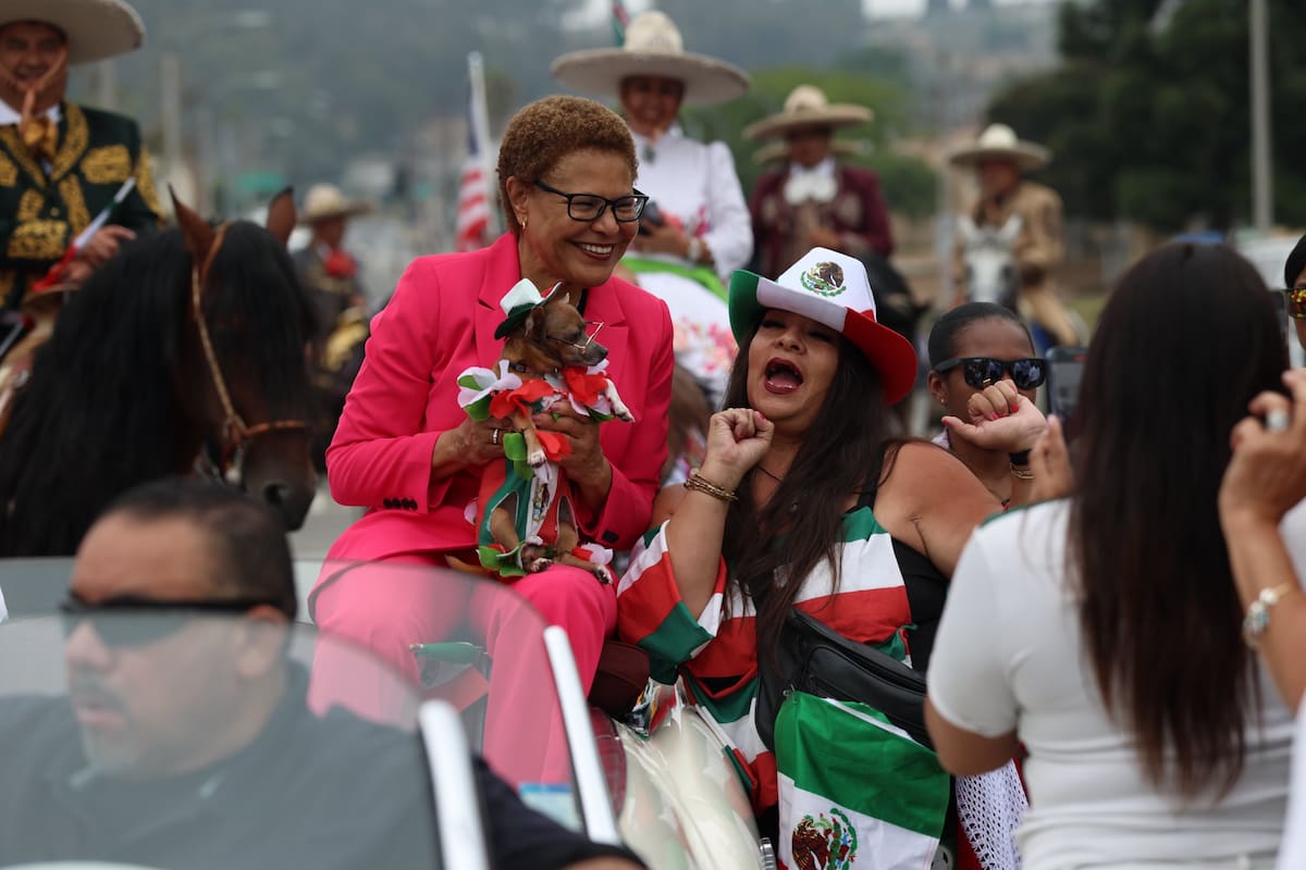 En la imagen la alcaldesa de Los Ángeles Karen Bass durante las celebraciones de la Independencia de México.