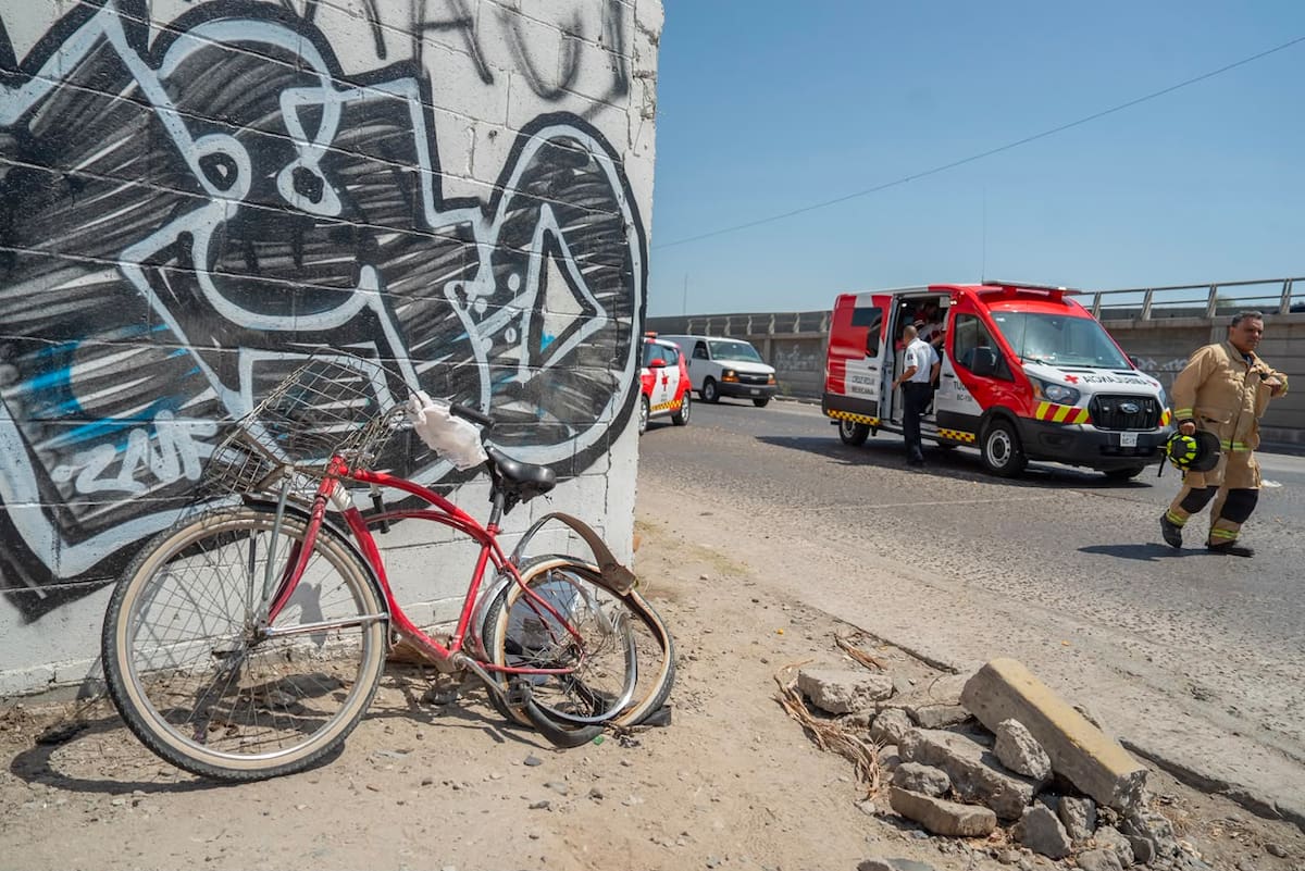 Un ciclista de 63 años sufrió lesiones de gravedad luego de ser embestido por un automóvil sin placas. El conductor fue detenido mientras se realizan las investigaciones.
Fotos: Border Zoom.