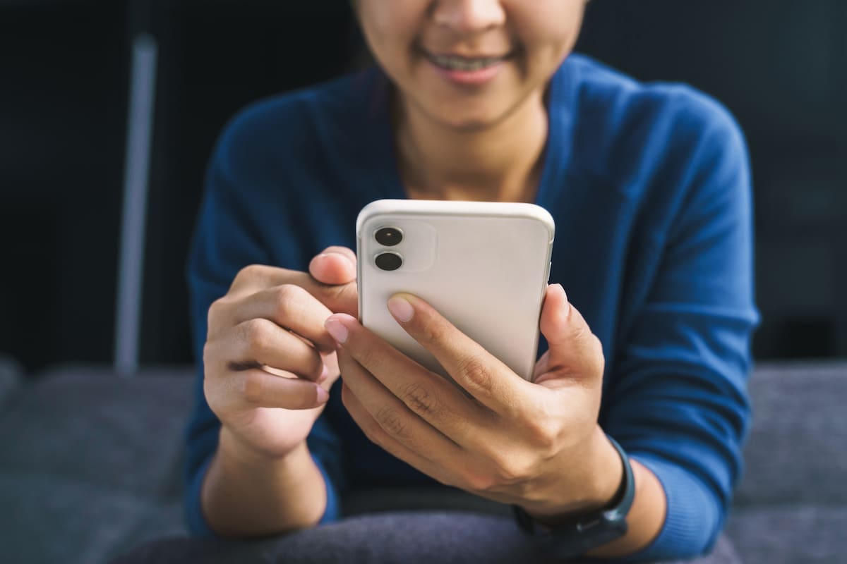 Uso excesivo de pantallas afecta sueño y salud mental en mujeres adolescentes, revela estudio sueco