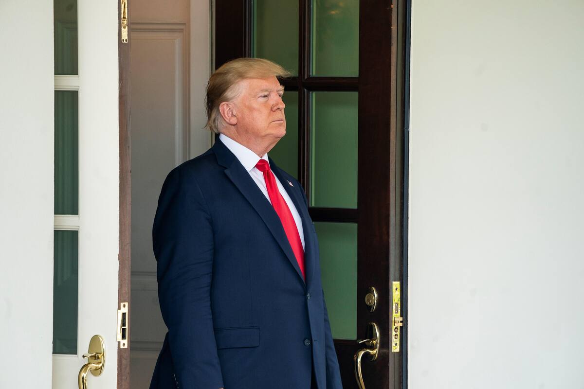 Trump critica a la prensa con alianza de la congresista Ilhan Omar